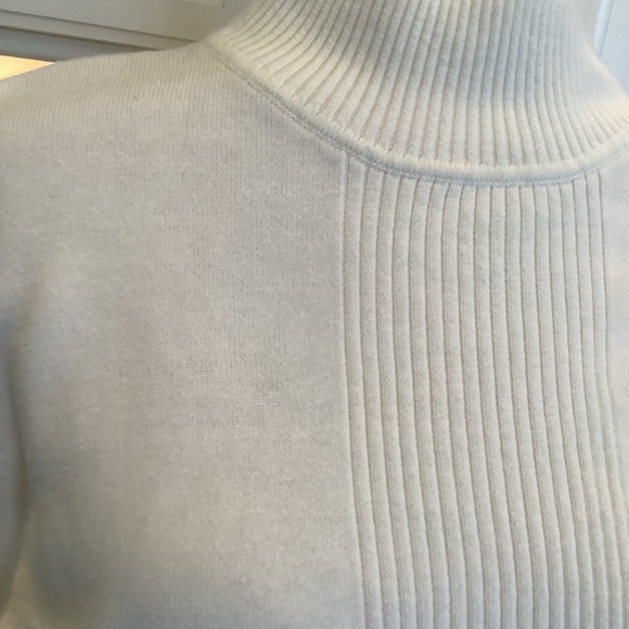dressbarn Classic Cream Turtleneck Mock Neck Sweater Size Large - Picture 2 of 9